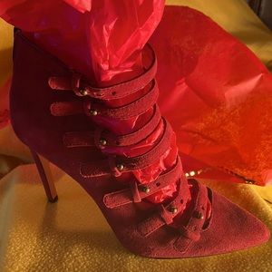 POUR LA VICTOIRE Vero Cuoio, Burgandy Suede Ankle Booties. Size 8M.